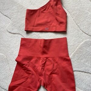 Set Active One-Shoulder Set